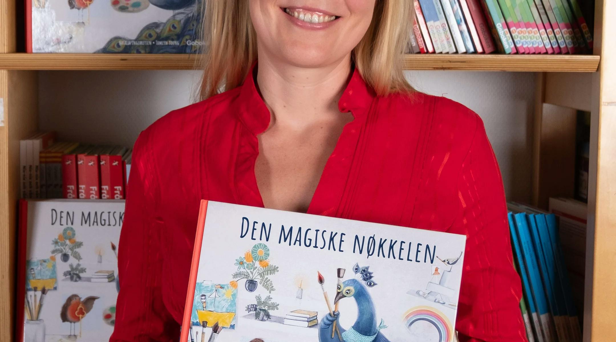 Natalia Ingebretsen med boka si "Den magiske nøkkelen".