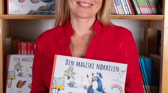 Natalia Ingebretsen med boka si "Den magiske nøkkelen".